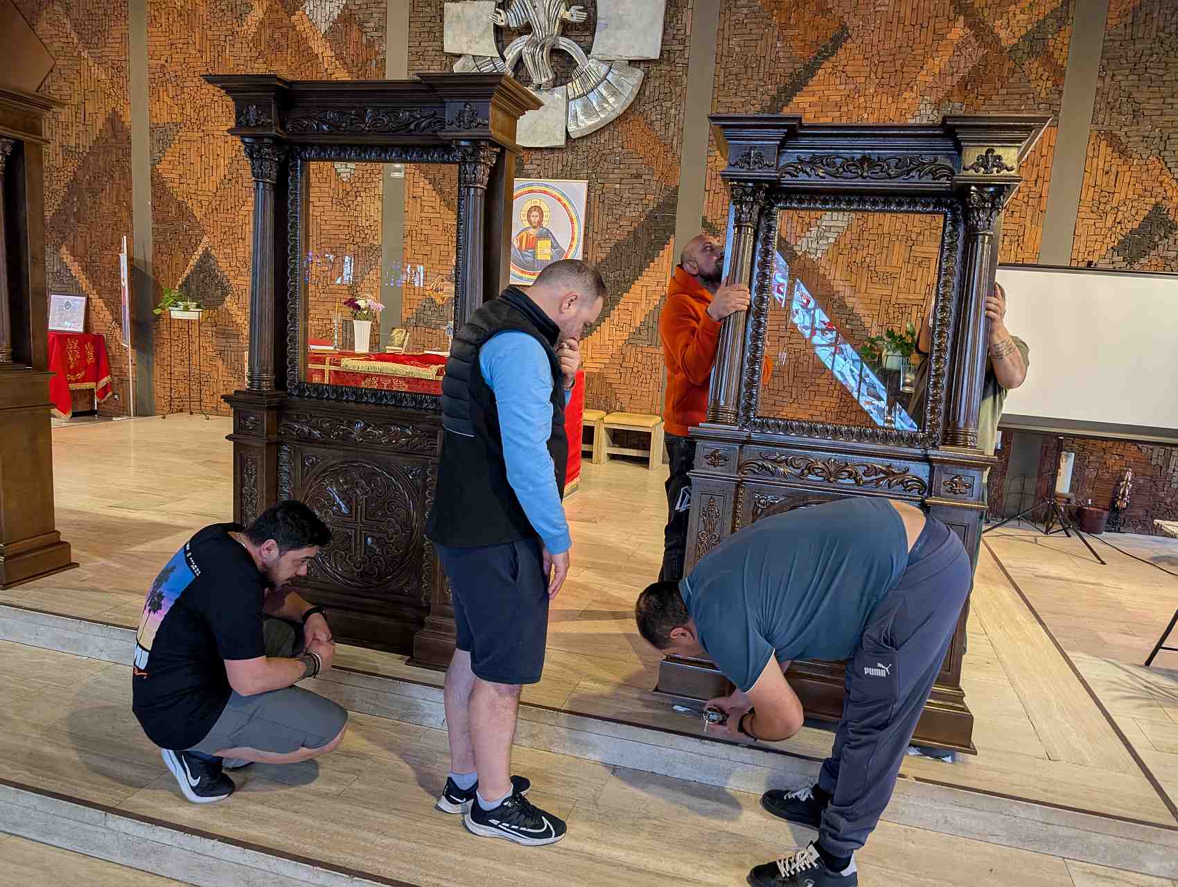 Montare iconostas biserica românească